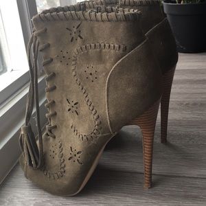 SUPER SEXY MILITARY HEELED ANKLE BOOTS!